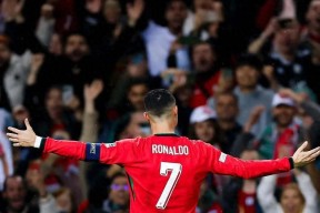 ng体育独行侠观众热烈欢呼！，C罗迎来三赛季出色发挥赛场气氛高涨(c罗三大联赛)